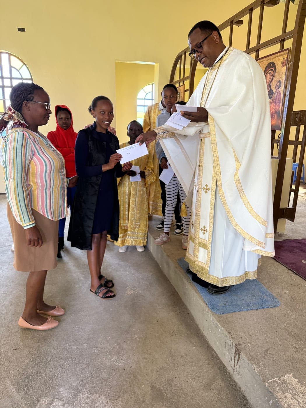 A student receiving her award letter while her mother looks on.